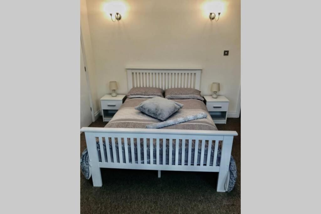Luxury 2 Beds Apartment By The Sea 伯恩茅斯 外观 照片