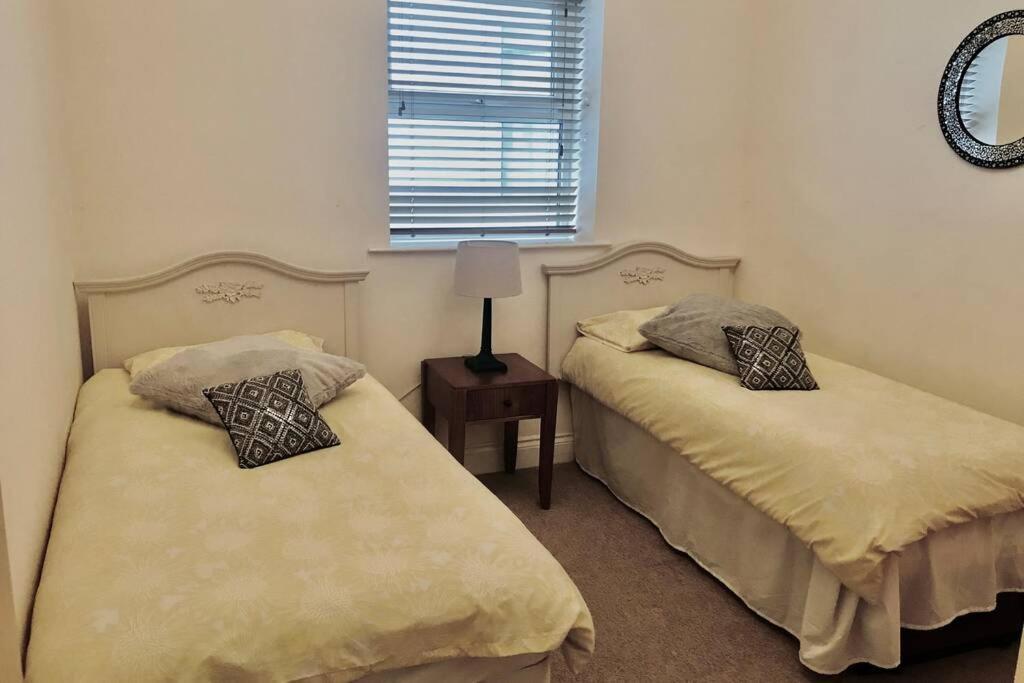 Luxury 2 Beds Apartment By The Sea 伯恩茅斯 外观 照片