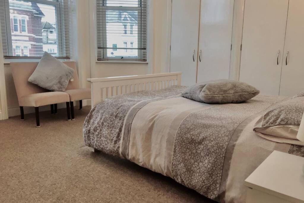 Luxury 2 Beds Apartment By The Sea 伯恩茅斯 外观 照片